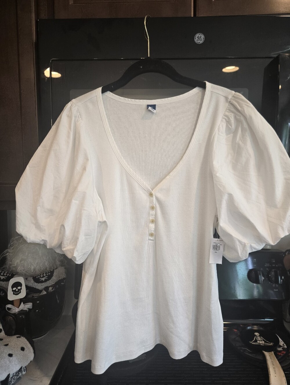 NWT!! Old Navy White Puff-Sleeve V-Neck Top with Button Detail. Size XXL